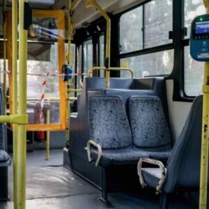 Βίντεο ντοκουμέντο: Οδηγός του «040» χειρίζεται το τιμόνι με τα… γόνατά του γιατί τρώει το φαγητό του!