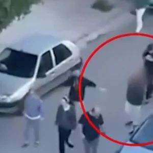 Άλιμος: Οδηγούσε μεθυσμένη και χτύπησε έντεκα παρκαρισμένα αυτοκίνητα – Κάτοικοι την εμπόδισαν να διαφύγει (βίντεο)