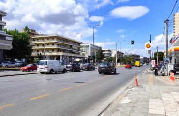 Λεωφόρος Μεσογείων: Άγριος καβγάς μεταξύ οδηγών – Του έπιασε το χέρι από το παράθυρο και το γύρισε