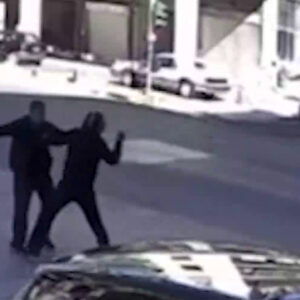 Καβγάς για την προτεραιότητα στην Αχαρνών: Ο 71χρονος κάρφωσε κλειδί στο χέρι του μοτοσικλετιστή (βίντεο)