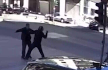 Καβγάς για την προτεραιότητα στην Αχαρνών: Ο 71χρονος κάρφωσε κλειδί στο χέρι του μοτοσικλετιστή (βίντεο)