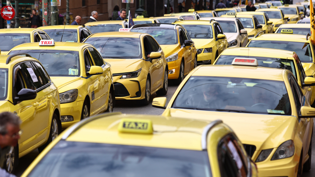 Συνελήφθη οδηγός ταξί στην Αθήνα: Είχε ρυθμίσει το ταξίμετρο να χρεώνει διπλή ταρίφα ενώ ήταν μεσημέρι