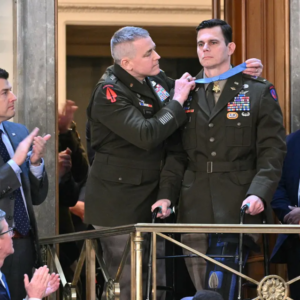 Ο Ν.Τραμπ απένειμε το Μετάλλιο Τιμής στον πιλότο που τραυματίστηκε στην επιχείρηση κατά του Ν.Μαδούρο (βίντεο)