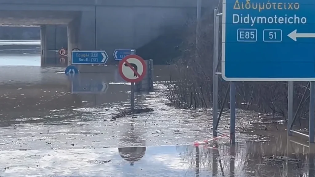 Έβρος: Τα νερά κάλυψαν μέχρι και τις πινακίδες στα Λάβαρα (βίντεο)