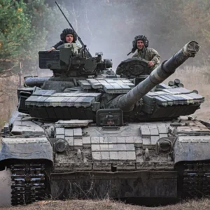 Ο ουκρανικός στρατός ξεκίνησε τις επιθέσεις από συνδυασμό αρμάτων και μη επανδρωμένων οχημάτων (βίντεο)