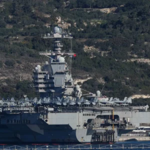 Οι Ιρανοί διακωμωδούν την βλάβη στις τουαλέτες και την εκκένωση στην Κρήτη του βόθρου του αεροπλανοφόρου «Ford»