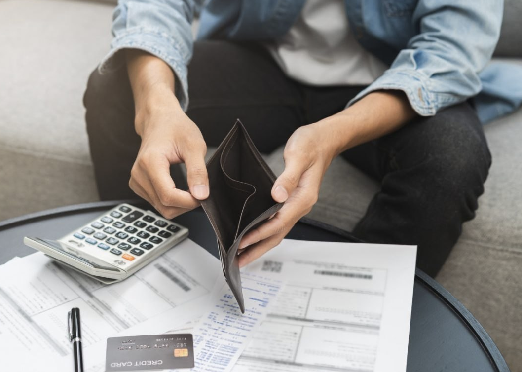 Ούτε 800 ευρώ τα «καθαρά» που θα μπαίνουν στην τσέπη των εργαζομένων από την αύξηση στον κατώτατο μισθό!