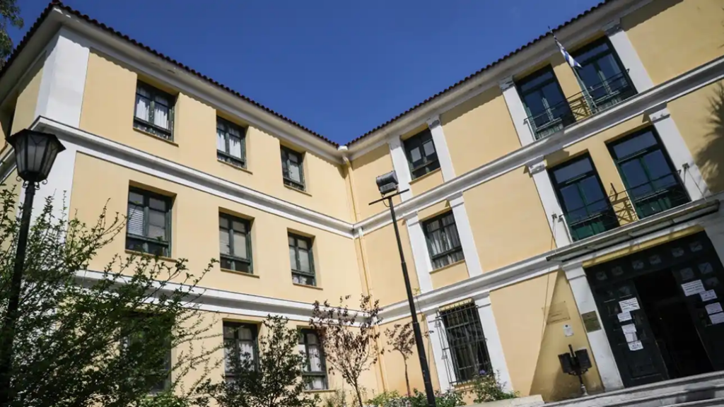 Τα ερωτήματα μετά τον εντοπισμό του δικηγόρου που οπλοφορούσε στα δικαστήρια Ευελπίδων – Πώς το «πέρασε;»