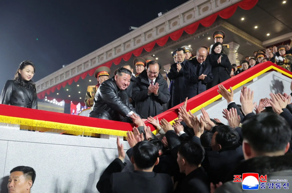 Ο Κιμ Γιονγκ Ουν μαζί με την έφηβη κόρη του Κιμ Τζου Ε στη μεγάλη στρατιωτική παρέλαση (φώτο-βίντεο)