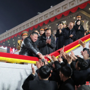 Ο Κιμ Γιονγκ Ουν μαζί με την έφηβη κόρη του Κιμ Τζου Ε στη μεγάλη στρατιωτική παρέλαση (φώτο-βίντεο)