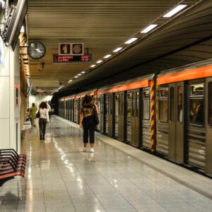 Συνελήφθη 16χρονος που έκλεψε χρυσή αλυσίδα μέσα στο μετρό και την… κατάπιε