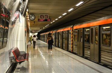 Συνελήφθη 16χρονος που έκλεψε χρυσή αλυσίδα μέσα στο μετρό και την… κατάπιε