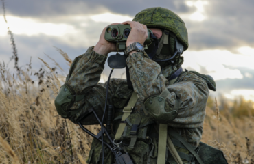 Πώς Ρώσος στρατιώτης που τραυματίστηκε σοβαρά στο πόδι όταν πάτησε νάρκη έσωσε τον φίλο του!