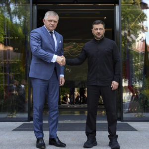 Ζελένσκι και  Φίτσο   συμφώνησαν να συναντηθούν για το θέμα του ρωσικού αγωγού που κρατά κλειστό το Κίεβο