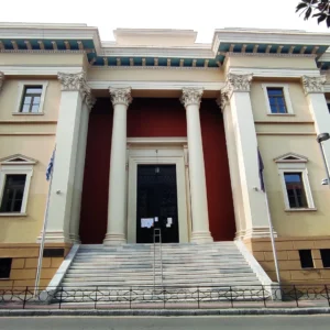 Πάτρα: Eκκενώνεται το Δικαστικό Μέγαρο μετά από τηλεφώνημα για βόμβα