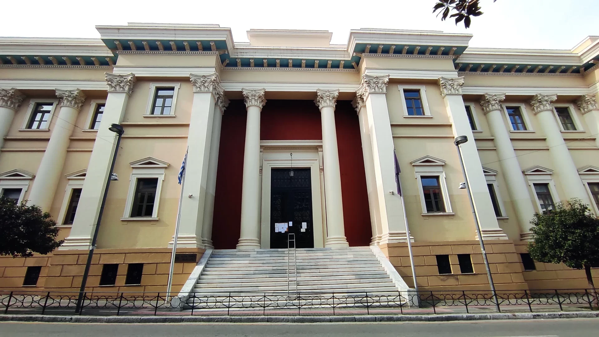 Πάτρα: Eκκενώνεται το Δικαστικό Μέγαρο μετά από τηλεφώνημα για βόμβα