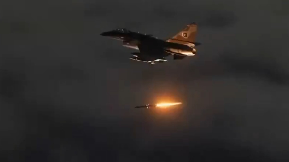 Το Πακιστάν εξαπέλυσε μπαράζ σφοδρών βομβαρδισμών κατά του Αφγανιστάν: Στους 133 οι νεκροί! – Δείτε βίντεο