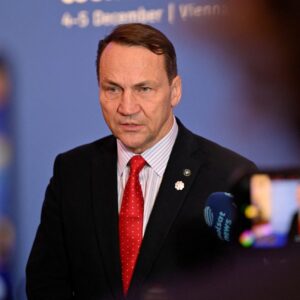 Ο Πολωνός ΥΠΕΞ «βλέπει» παγκόσμια σύρραξη: «Ετοιμαστείτε για πόλεμο όπως τον έζησαν οι παππούδες μας»