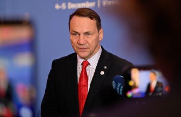 Ο Πολωνός ΥΠΕΞ «βλέπει» παγκόσμια σύρραξη: «Ετοιμαστείτε για πόλεμο όπως τον έζησαν οι παππούδες μας»