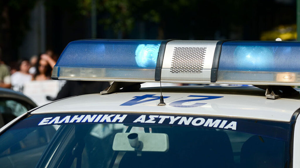 Πάτρα: Τρακτέρ «ξέμεινε» από φρένα και προσέκρουσε σε είσοδο σχολείου – Ο ελιγμός του οδηγού έσωσε την κατάσταση