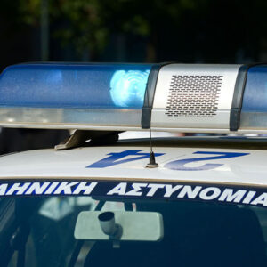 Πάτρα: Τρακτέρ «ξέμεινε» από φρένα και προσέκρουσε σε είσοδο σχολείου – Ο ελιγμός του οδηγού έσωσε την κατάσταση