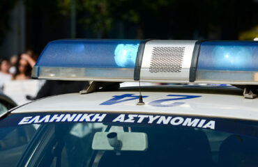 Πάτρα: Τρακτέρ «ξέμεινε» από φρένα και προσέκρουσε σε είσοδο σχολείου – Ο ελιγμός του οδηγού έσωσε την κατάσταση