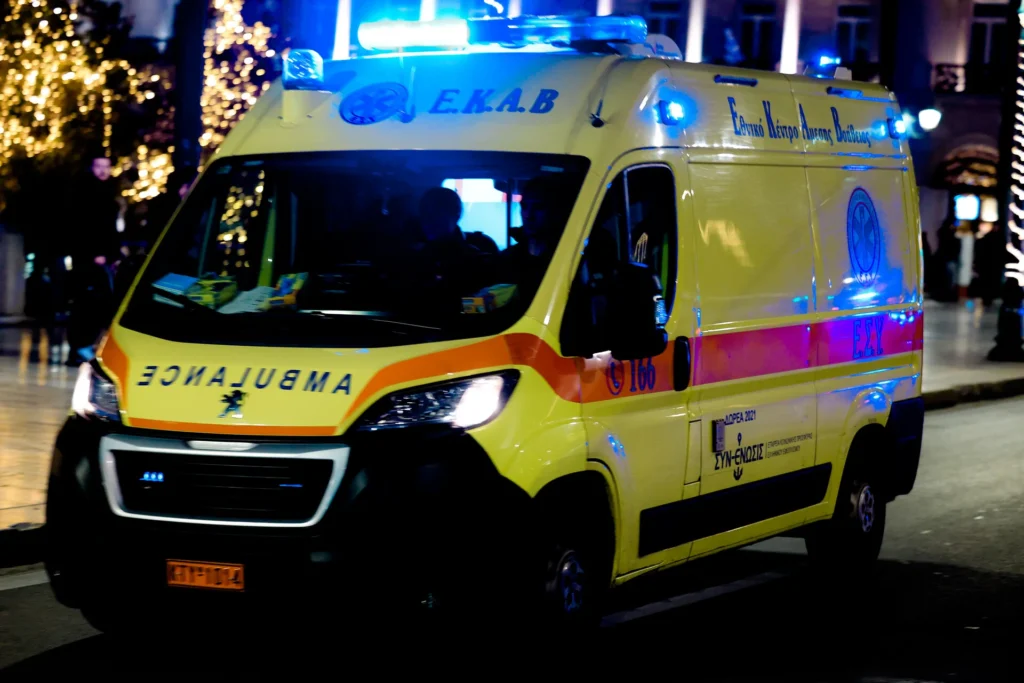 Σοβαρό ατύχημα στη Θηβών: Φορτηγό προσέκρουσε σε σταθευμένα οχήματα – Αρκετοί τραυματίες