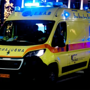 Σοβαρό ατύχημα στη Θηβών: Φορτηγό προσέκρουσε σε σταθευμένα οχήματα – Αρκετοί τραυματίες