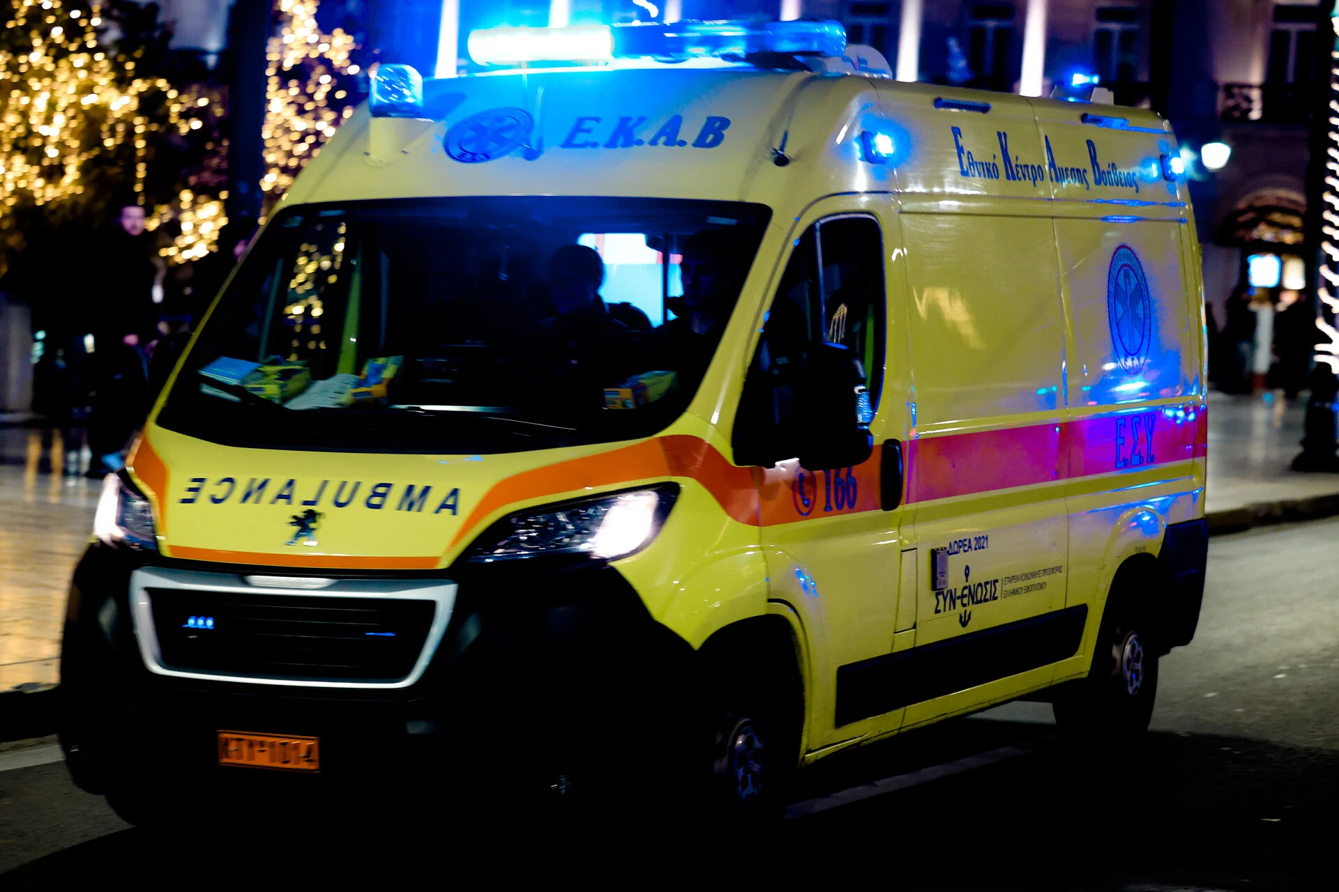 Σοβαρό ατύχημα στη Θηβών: Φορτηγό προσέκρουσε σε σταθευμένα οχήματα – Αρκετοί τραυματίες