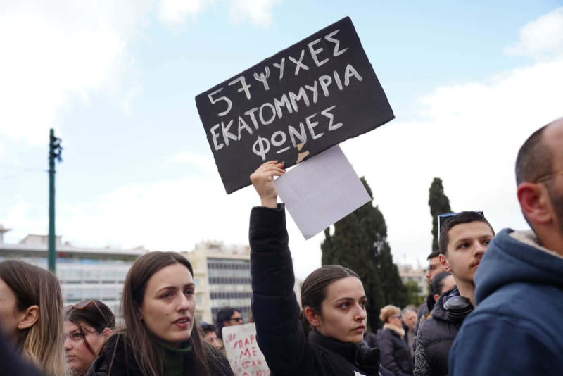 Σε εξέλιξη το μεγάλο συλλαλητήριο για τα Τέμπη στο κέντρο της Αθήνας: Τουλάχιστον δύο συλλήψεις και 67 προσαγωγές