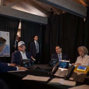 Ο Ν.Τραμπ παρακολουθεί την επίθεση κατά του Ιράν από το σπίτι του στο Μαρ-α-Λάγκο (φώτο)