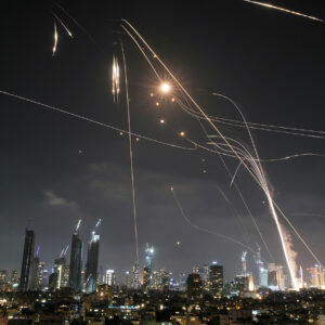 Καίγεται το Τελ Αβίβ: Συγκλονιστικά βίντεο δείχνουν ιρανικά βλήματα να κτυπούν σαν κεραυνοί την πόλη