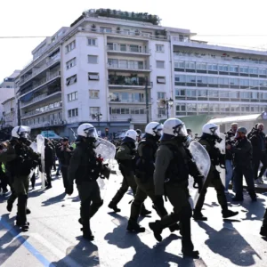 Σύνταγμα: Τραυματίστηκε ρεπόρτερ της ΕΡΤ στα επεισόδια κατά το συλλαλητήριο για τα Τέμπη