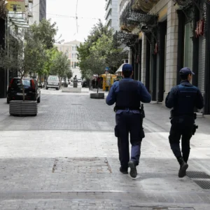 Η ΕΛΑΣ εντόπισε ύποπτο σακίδιο σε στοά στην Ερμού