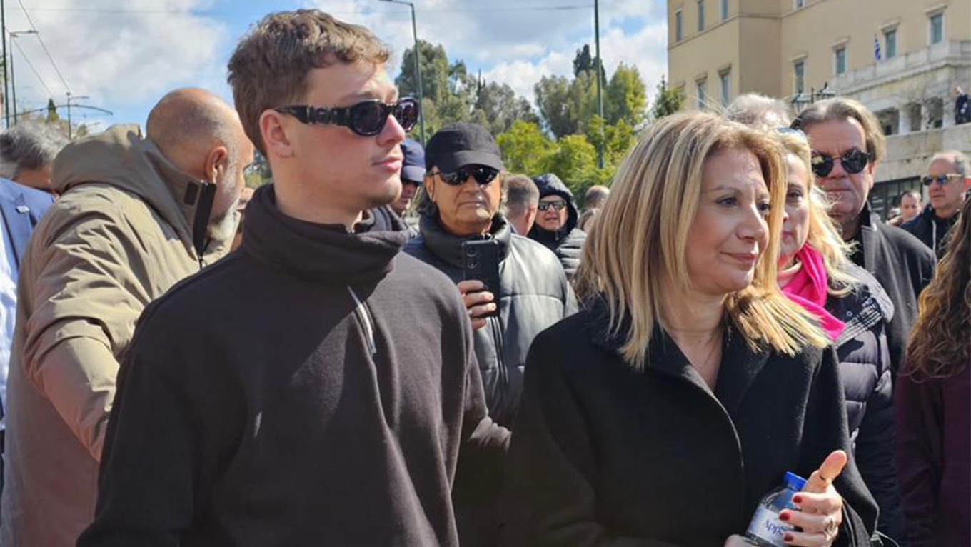 Στο Σύνταγμα η Μαρία Καρυστιανού: Έδωσε το παρών στην συγκέντρωση για τα Τέμπη – Δείτε φωτογραφίες