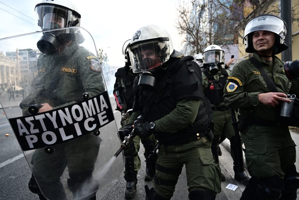 Σύνταγμα: Σοβαρά επεισόδια μετά την ολοκλήρωση του συλλαλητηρίου για τα Τέμπη