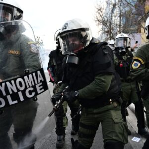 Σύνταγμα: Σοβαρά επεισόδια μετά την ολοκλήρωση του συλλαλητηρίου για τα Τέμπη