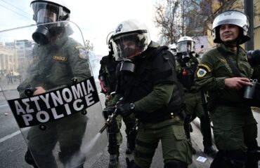 Σύνταγμα: Σοβαρά επεισόδια μετά την ολοκλήρωση του συλλαλητηρίου για τα Τέμπη