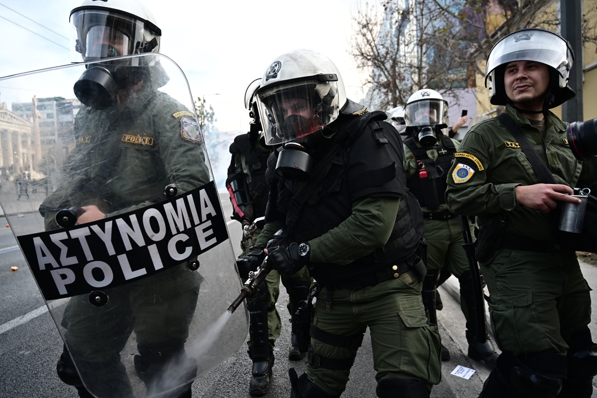 Σύνταγμα: Σοβαρά επεισόδια μετά την ολοκλήρωση του συλλαλητηρίου για τα Τέμπη