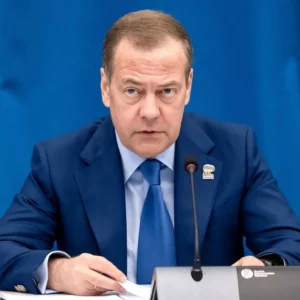 N.Mεντβέντεφ για σύγκρουση ΗΠΑ-Ιράν: «Θα δούμε ποιος θα αντέξει» – Σκληρή κριτική κατά του Ν.Τραμπ