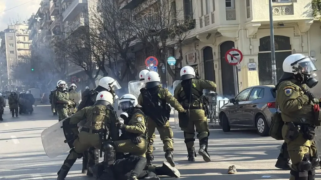 Θεσσαλονίκη: Επεισόδια στην Αγίου Δημητρίου μετά τη συγκέντρωση για τα Τέμπη (βίντεο)