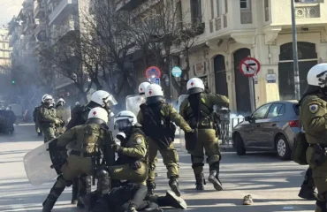 Θεσσαλονίκη: Επεισόδια στην Αγίου Δημητρίου μετά τη συγκέντρωση για τα Τέμπη (βίντεο)