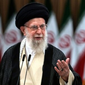 Βίντεο: Πλήθος διαδηλωτών κατέστρεψε μνημείο του Αλί Χαμενεΐ στο Ιράν – «Γεια σου καινούργιε κόσμε!»