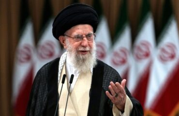 Βίντεο: Πλήθος διαδηλωτών κατέστρεψε μνημείο του Αλί Χαμενεΐ στο Ιράν – «Γεια σου καινούργιε κόσμε!»