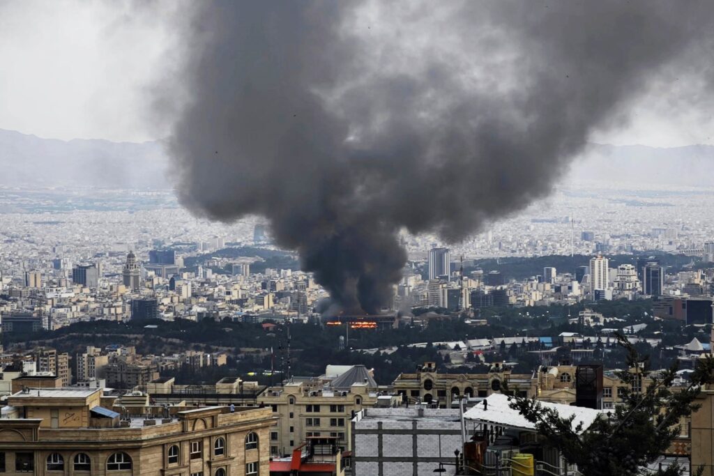 Η στιγμή που το Ισραήλ βομβαρδίζει και ισοπεδώνει με δεκάδες βόμβες τον Α.Χαμενεΐ στην «καρδιά» της Τεχεράνης