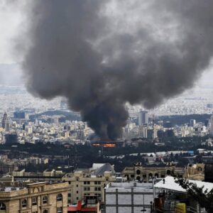 Η στιγμή που το Ισραήλ βομβαρδίζει και ισοπεδώνει με δεκάδες βόμβες τον Α.Χαμενεΐ στην «καρδιά» της Τεχεράνης