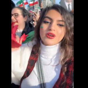 Η Ιρανή που άναψε τσιγάρο με φωτογραφία του Αλί Χαμενεΐ βγήκε στους δρόμους να γιορτάσει την εξόντωσή του (βίντεο)