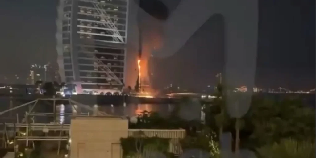 Βομβαρδίστηκε από ιρανικά drones το εμβληματικό ξενοδοχείο Burj Al Arab στο Ντουμπάι και καίγεται ένα τμήμα του