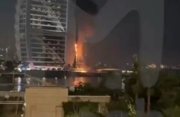 Βομβαρδίστηκε από ιρανικά drones το εμβληματικό ξενοδοχείο Burj Al Arab στο Ντουμπάι και καίγεται ένα τμήμα του