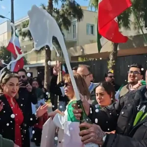 Iρανοί πανηγυρίζουν έξω από την πρεσβεία της χώρας τους στην Αθήνα για τον θάνατο του Α.Χαμενεΐ (φωτο)